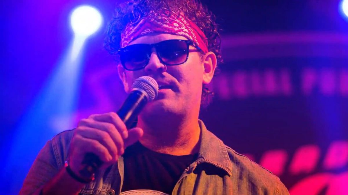 Artista no palco durante show produzido pela Murupi